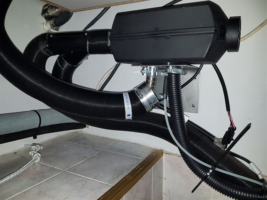Autoterm 2 kw med isolert  eksos montert i en Bayliner 2455 av Båt og Campingvarme på Hvaler. .  Her er varmeren montert på badet under vask.  Pris på komplett båtsett med 5 meter 60 mm slange og 2 uttak. Eksosgjennomgføring og brakett med  monteringsdetaljer, selvfølgelig alt i syrefast stål. Dieseltilførsel direkte fra original tank i båt.   Tillegg for isolert eksos med innbygget eksospotte.